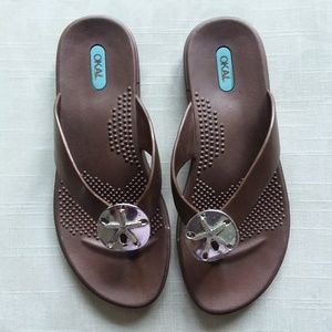 NWOT Oka b bronze sandals with sand dollar medallion in medium